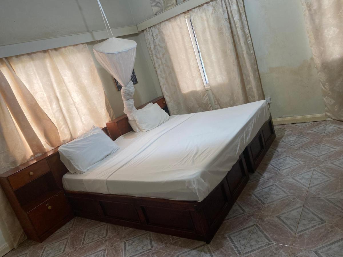 One World Village Guesthouse Bakau Exterior photo